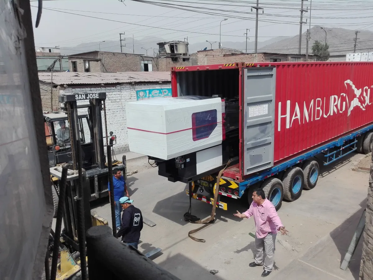 Descarga de maquinaria industrial PET en Lima, Perú